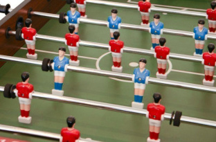 Игровой стол - футбол складной "Maccabi Mini" (121 x 61 x 81 см, махагон)